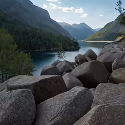 the lake is surrounded by large rocks and mountains