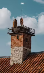 there is a tv antenna on top of a tall building