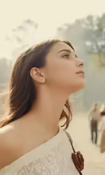 the woman is standing in the middle of a group of people