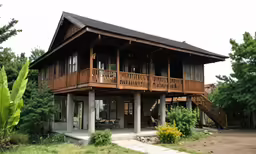 the front and back porch of this log cabin has a balcony and two large steps