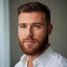 a bearded man with light brown hair and a beard