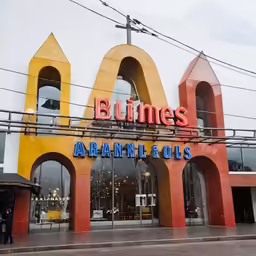 a red and orange building that reads business ahah leiuo