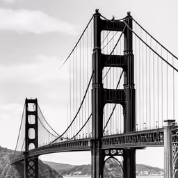 a black and white photo of the golden gate bridge