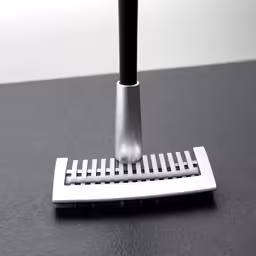this is a close up image of the top of a brush