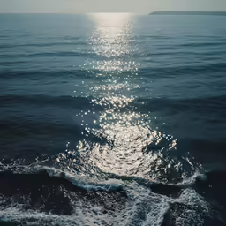 the sun is reflecting off of the water
