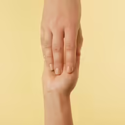 a hand with fingers that have the same size