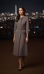 the model is posing for the photo in a city