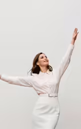 a women who is wearing a white dress