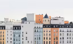 a group of buildings that have different colored roofs